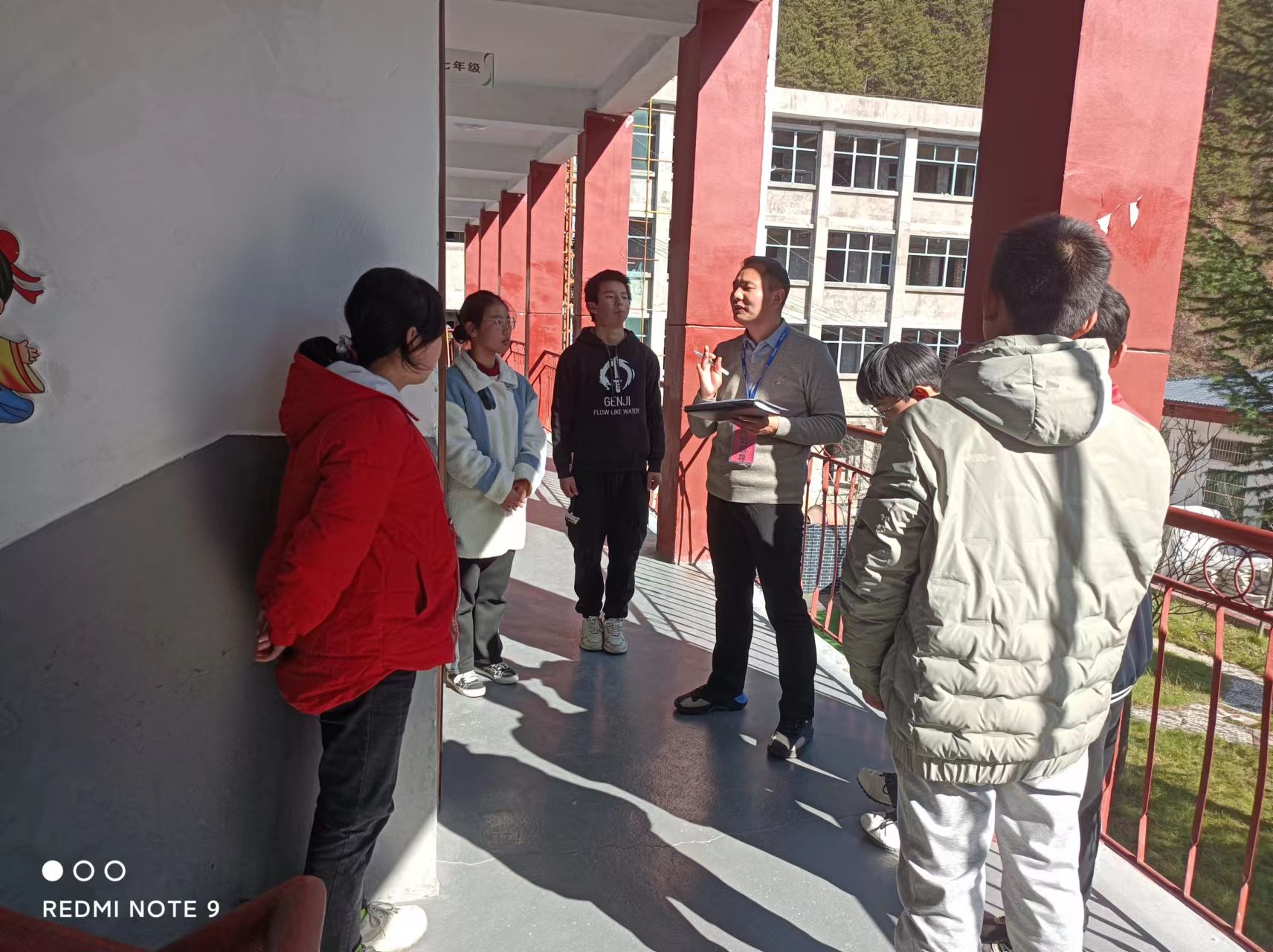 课间,李中宝辅导学生作文.jpg