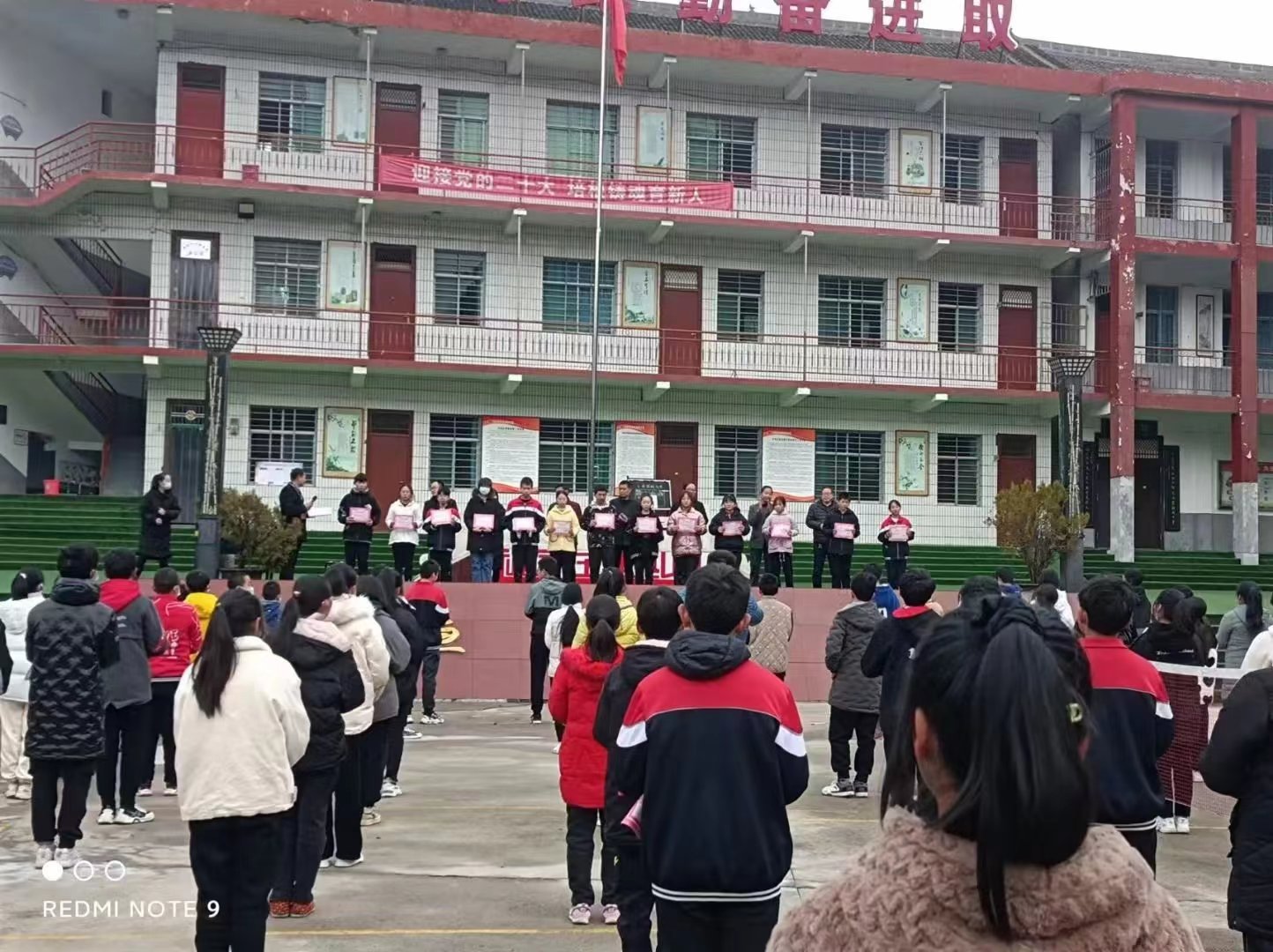学校授予发表作品学生“校园小作家”荣誉称号.jpg